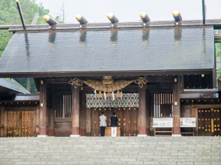 hokkaido jingu on a rainy day with 2 people praying