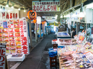 san kaku market otaru fish shops