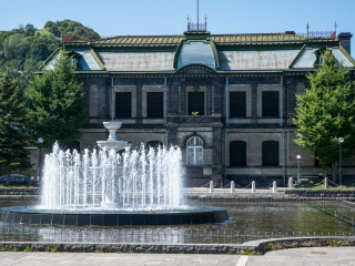 otaru historial building with water fountain